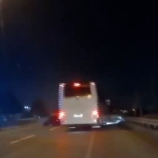Kazayı izlemek için yavaşlayan otomobile otobüs çarptı